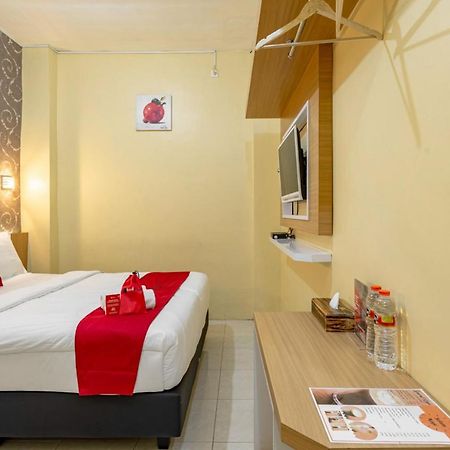 RedDoorz near Dino Park Hotel Malang Buitenkant foto