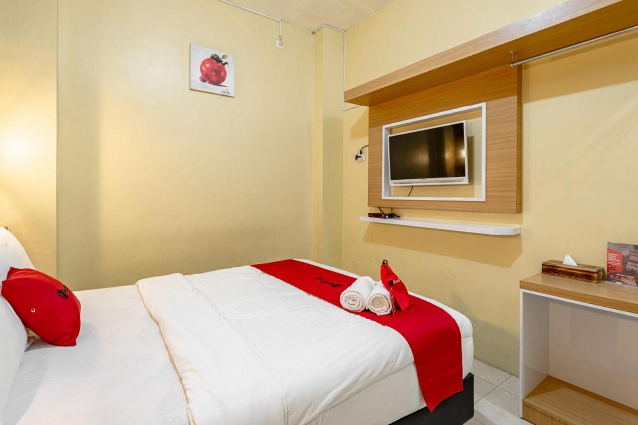 RedDoorz near Dino Park Hotel Malang Buitenkant foto