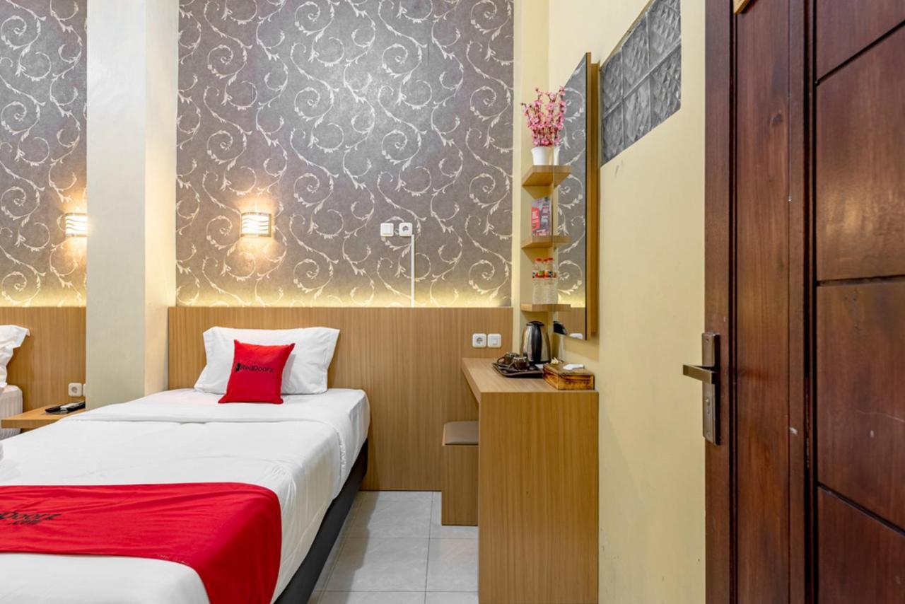 RedDoorz near Dino Park Hotel Malang Buitenkant foto