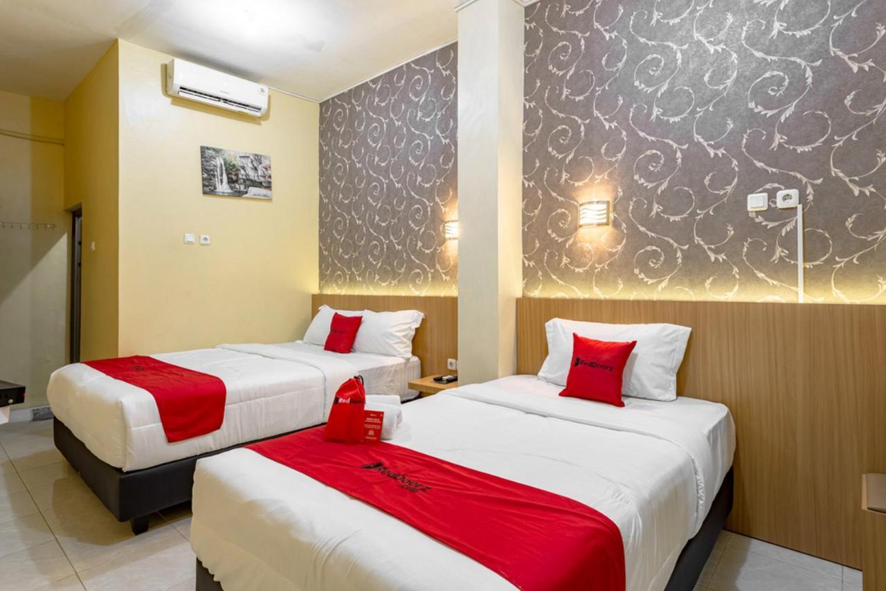 RedDoorz near Dino Park Hotel Malang Buitenkant foto
