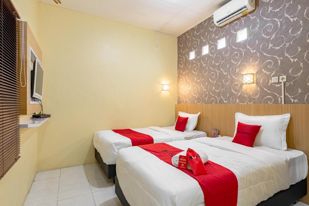 RedDoorz near Dino Park Hotel Malang Buitenkant foto
