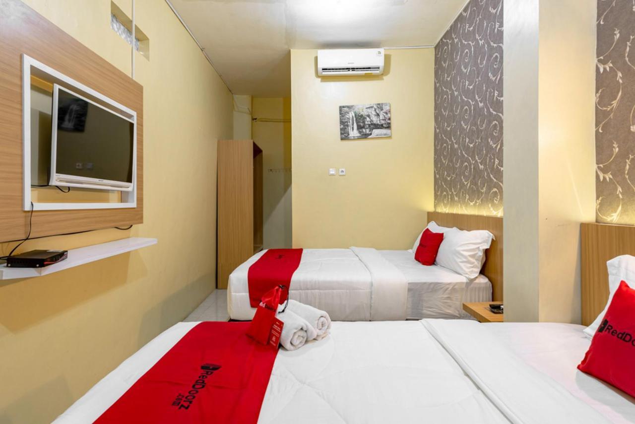 RedDoorz near Dino Park Hotel Malang Buitenkant foto