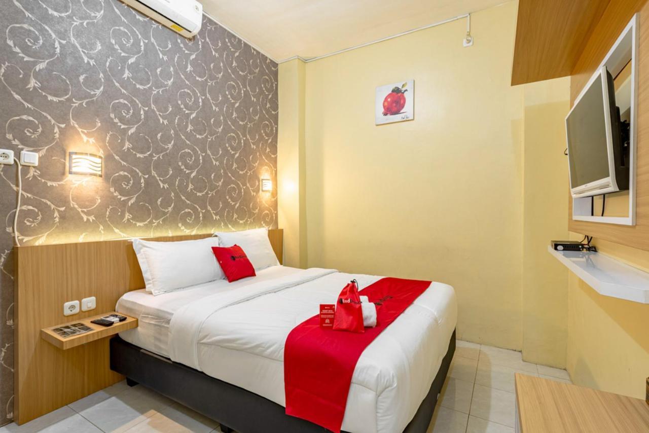 RedDoorz near Dino Park Hotel Malang Buitenkant foto